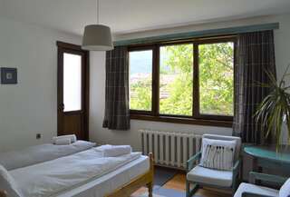 Гостевой дом Guest House Sema Банско Двухместный номер с 2 отдельными кроватями и балконом-4